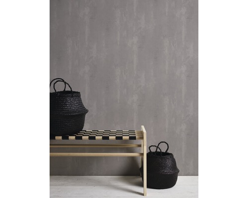 Szene mit Bank und zwei schwarzen Körben