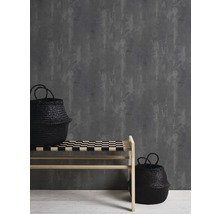 Szene mit einer Bank, zwei Körben und einer gemusterten Tapete.