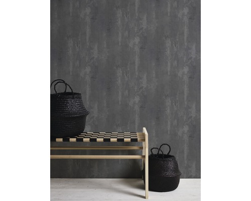 Szene mit einer Bank, zwei Körben und einer gemusterten Tapete.