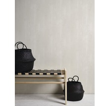 Szene mit geflochtenen Körben und einer Bank mit Schachbrettmuster