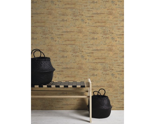 Intérieur avec papier peint à motifs, banc et deux paniers noirs.