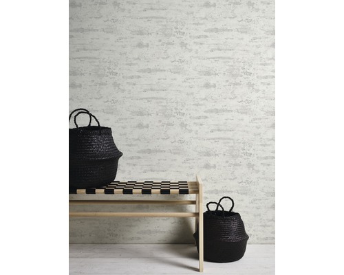 Scène avec un banc, deux paniers et un papier peint à motifs