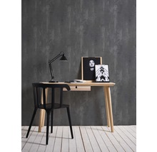 Arbeitszimmer mit Schreibtisch, Lampe, Stuhl und Dekoration