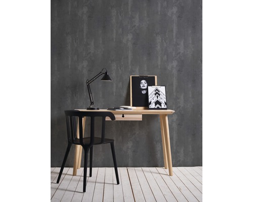 Arbeitszimmer mit Schreibtisch, Lampe, Stuhl und Dekoration