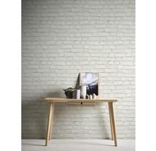 Bureau lumineux avec table en bois et papier peint décoratif en briques