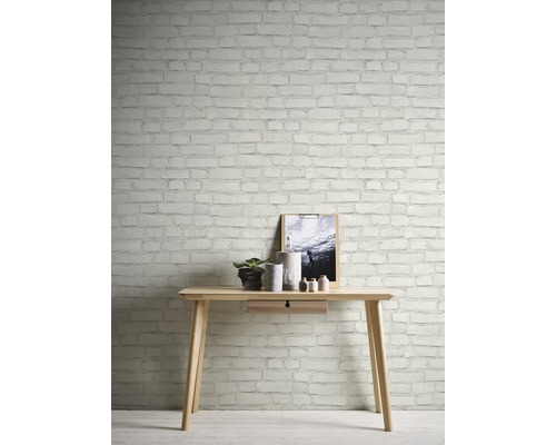 Bureau lumineux avec table en bois et papier peint décoratif en briques