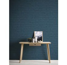 Szene mit einer Holzkonsole vor einer Wand in Ziegeloptik, dekoriert mit Pflanze, Kerzenständern und einem Bild