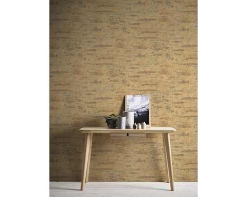 Exemple d''aménagement avec papier peint structuré derrière une table en bois avec décorations.