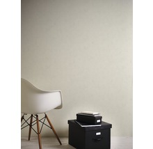 Szene mit einer Vliestapete, einem Stuhl und Aufbewahrungsboxen