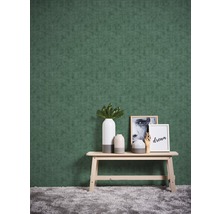 Dekoratives Interieur mit grüner Tapete, Holzbank und Accessoires