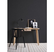 Schreibtisch mit Schreibtischlampe, Stuhl und dekorativen Accessoires für ein Arbeitszimmer