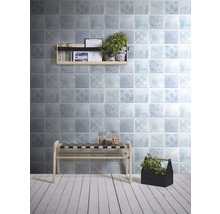 Wandgestaltung mit Fliesen, Ablageboard mit Dekoration und Sitzbank