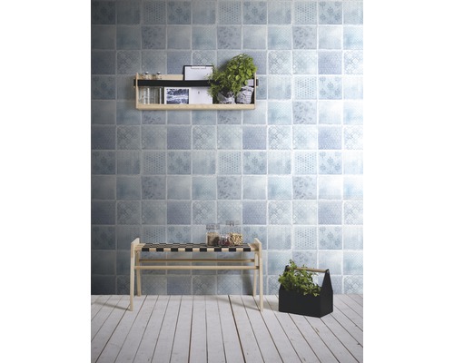 Wandgestaltung mit Fliesen, Ablageboard mit Dekoration und Sitzbank