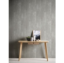 Tisch mit Dekoration vor grauer Wand