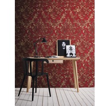 Szene mit Schreibtisch, Stuhl, Lampe und gemusterter Tapete