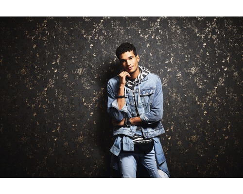 Dekorative Wand mit floralem Muster in Gold