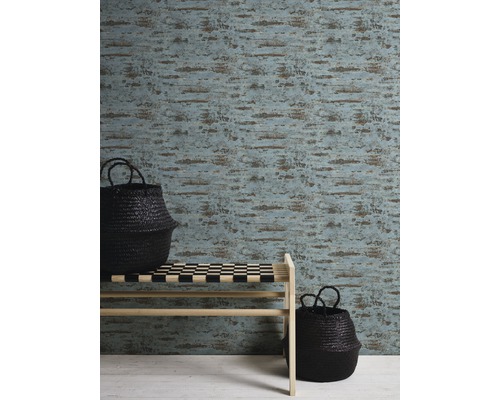 Ambiance intérieure avec papier peint à motifs, banc et paniers