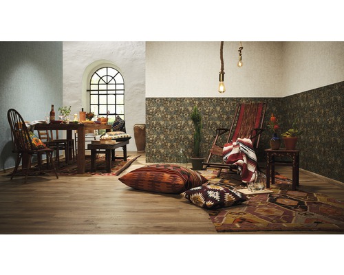 Salon avec table à manger, chaises, banc, chaise longue, tapis et coussins décoratifs de style bohème.