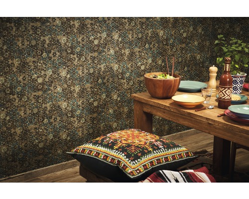 Espace de vie avec papier peint à motifs, table en bois et décoration