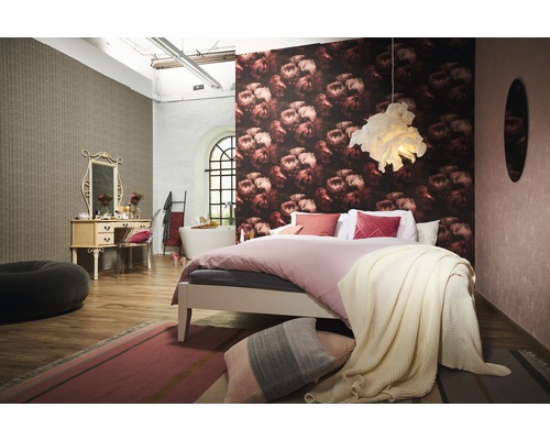 Schlafzimmer mit Bett, Tapete mit Blumenmuster, Spiegelkommode und Badewanne