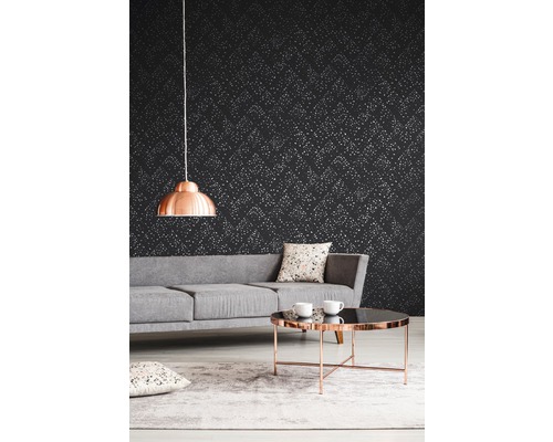 Wohnzimmer mit grauem Sofa, Couchtisch und gemusterter Tapete