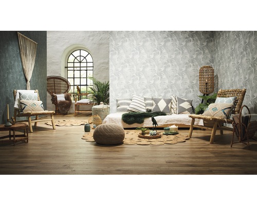 Wohnzimmer mit Sitzgelegenheiten, Kissen und dekorativen Elementen auf Holzboden