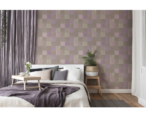 Schlafzimmer mit Bett, Vorhängen und Tapete mit quadratischem Muster