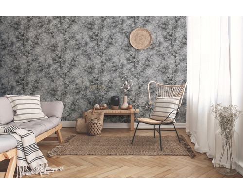 Salon avec papier peint gris, canapé, fauteuil et parquet