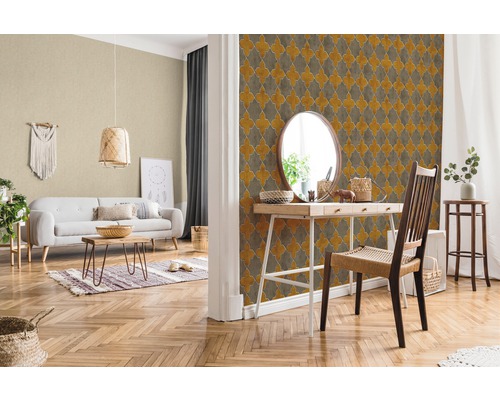 Salon avec canapé, table, décoration et papier peint à motifs