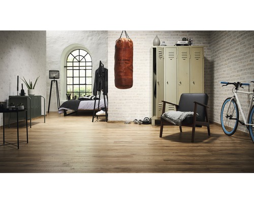 Pièce à vivre avec plancher en bois, sac de frappe, casier et lit