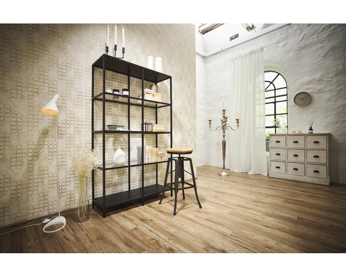 Pièce lumineuse avec étagère, lampadaire, tabouret et commode devant la fenêtre