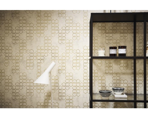 Aménagement d''un espace de vie avec papier peint, lampe et étagère