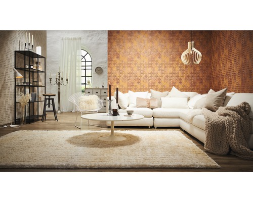 Wohnzimmer mit Sofa, Teppich und Regalsystem