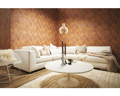 Wohnzimmer mit Ecksofa, Couchtisch, Teppich und strukturierter Tapete