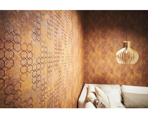 Raumansicht mit gemusterter Tapete, Lampe und Sofa