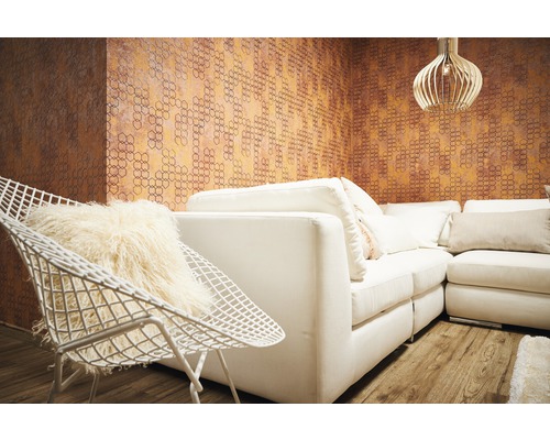 Wohnzimmer mit weissem Sofa, Stuhl, Lampe und gemusterter Tapete