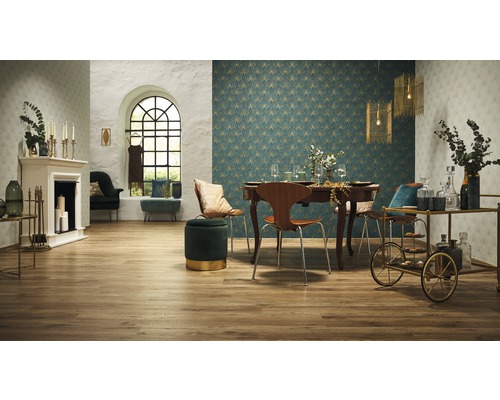 Salon avec cheminée, table à manger et chariot de bar