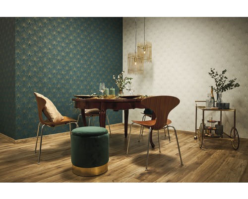 Salle à manger avec table, chaises, chariot de bar, suspensions et papiers peints à motifs