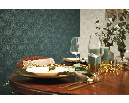 Salle à manger décorative avec revêtement mural et décoration de table