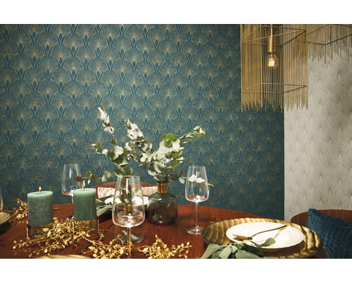 Table à manger décorée devant un mur avec du papier peint à motifs.