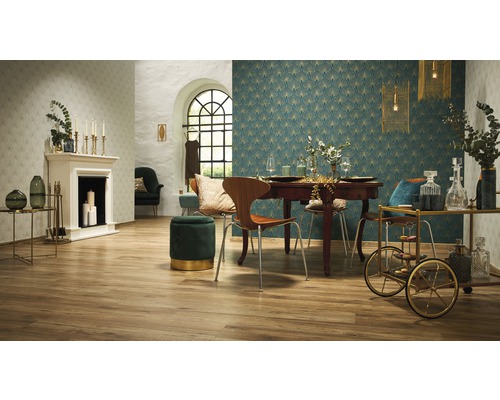 Pièce à vivre avec table à manger, chaises, cheminée et décorations dans une ambiance claire et conviviale.