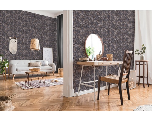 Wohnzimmer mit Sofa, Tisch und gemusterter Tapete