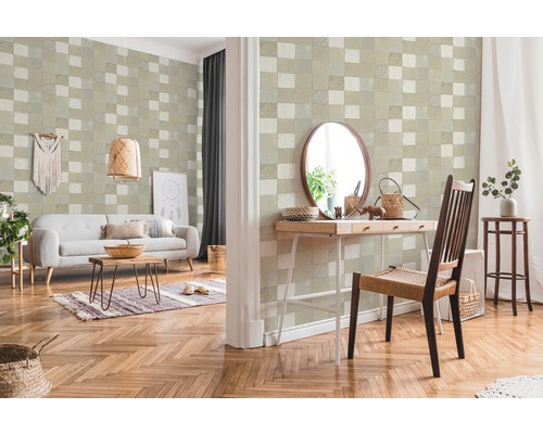 Helles Wohnzimmer mit Schachbrettmuster-Tapete, Sofa und Holzboden.