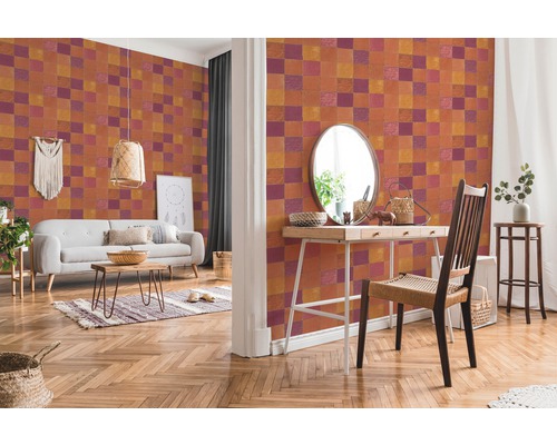 Salon avec papier peint à motifs, canapé et parquet