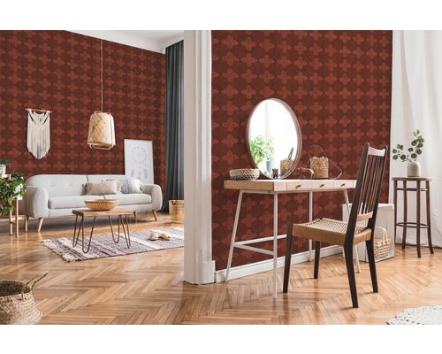 Salon avec papier peint à motifs, canapé et parquet