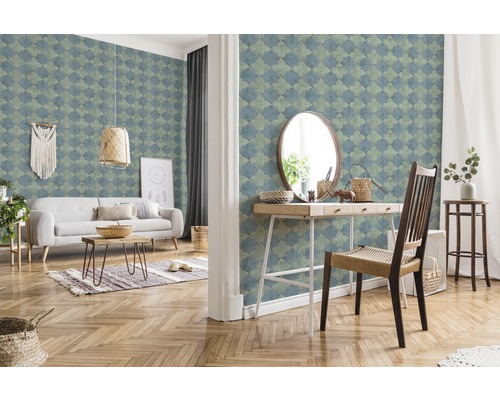 Espace de vie avec papier peint aspect carreaux, canapé et parquet