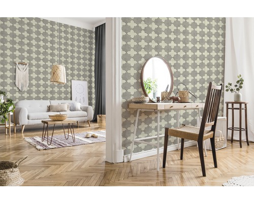 Salon avec papier peint à motifs, canapé et parquet