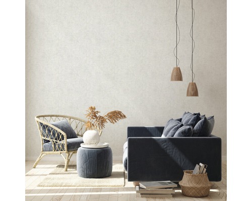 Helles Wohnzimmer mit Sofa, Sessel, Hocker und Dekoration