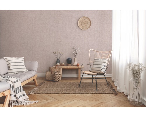 Salon avec canapé, fauteuil, tapis et éléments décoratifs pour une ambiance chaleureuse