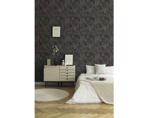 Schlafzimmer mit gemusterter Tapete, Kommode und Bett